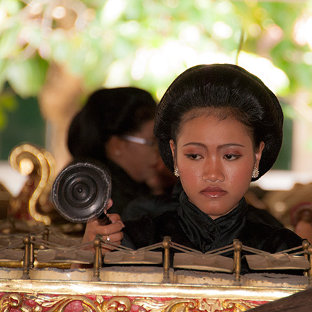 Joueuse de Gamelan au Kraton.