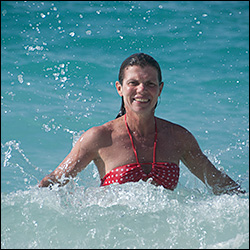 Isabelle dans les rouleaux de Puka beach