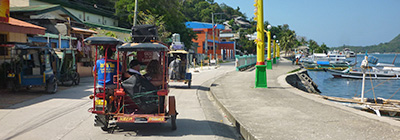 Port de Romblon, en tricycle pour trouver un resort.