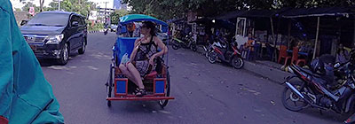 Isabelle se ballade en becak, taxi vélo.