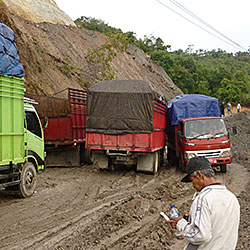 Les camions patinnent et bloquent la route.