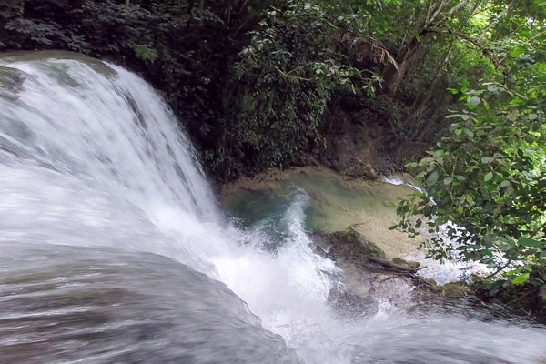 Splendides cascades en pleine jungle.