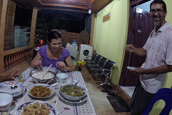 Repas à base de pithon chez l'habitant à Tentena.