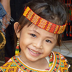 Jeune fille en costume de cérémonie.