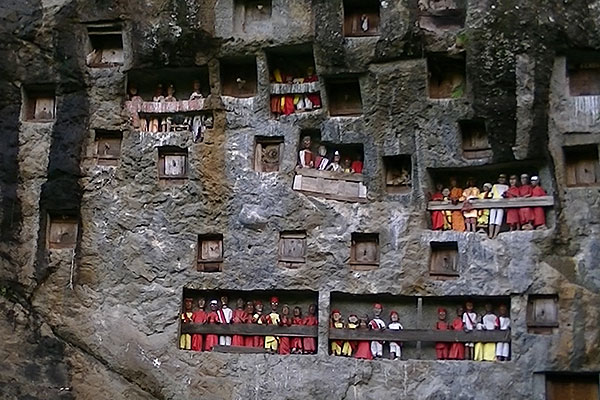 Tombeaux en falaise et statues des morts.