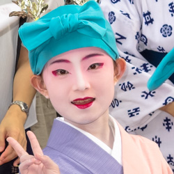 Jeune fille défilant fièrement en costume traditionnel.