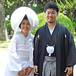 Costume traditionnel de jeunes marriés.