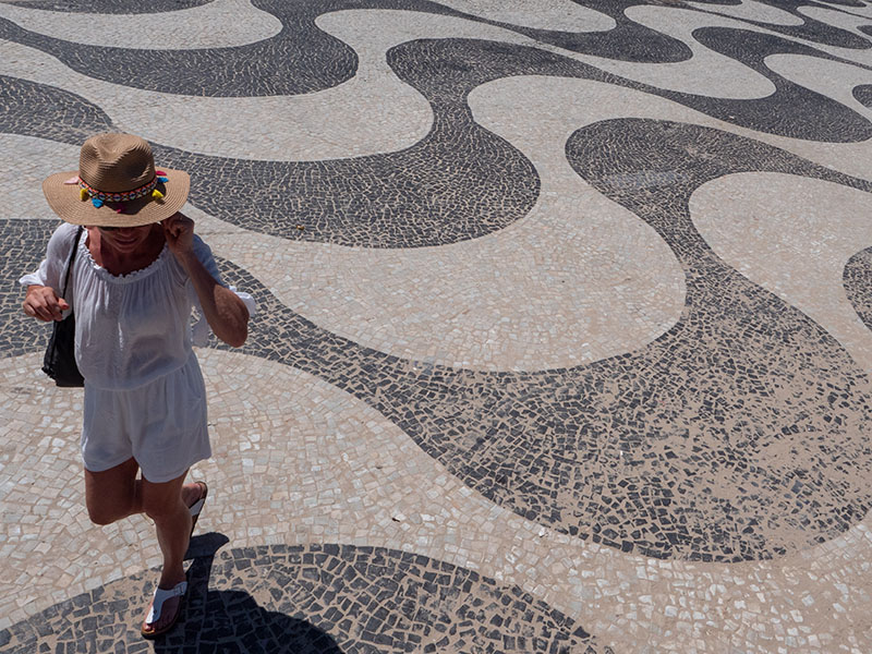 Les vagues stylisées des trottoirs de Copacabana, Rio de Janeiro.