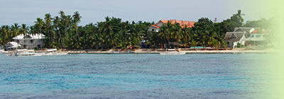 La plage et notre resort au toits rouges.