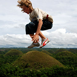 Antoine vole au-dessus des Chocolate Hills! Attention à la chute.