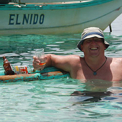 Eric, super sympa, en pleine dégustation du rhum local.