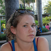 Agathe à une terrasse de bar à Manille