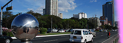 Un grand boulevard borde la baie de Manille