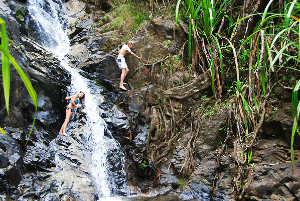 Marie et Antoine escalade la cascade, très glissante pourtant!